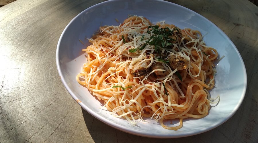 Delicious fresh spaghetti with homemade sauce :-)