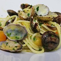 Spaghetti alle vongole veraci e datterini gialli