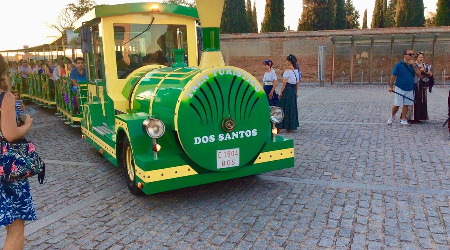 TREN PARA SUBIR HASTA EL CASTILLO. ENTONCES, EN AQUELLA ÉPOCA, ERAN CORCELES LOS QUE HASTA AQUÍ LLEGABAN, TRANSPORTANDO SOBRE SUS MONTURAS A GALLARDOS CABALLEROS. AHORA LOS CORCELES SON DE COLOR VERDE METÁLICO.....