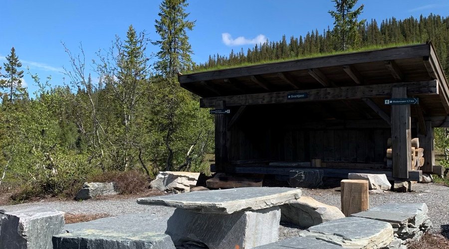Gapahuken ved Svarttjern. 
Fra denne og tilbake til parkeringsplassen er det handikap tilrettelagt sti.
Gapahuken er gitt av LHL. 