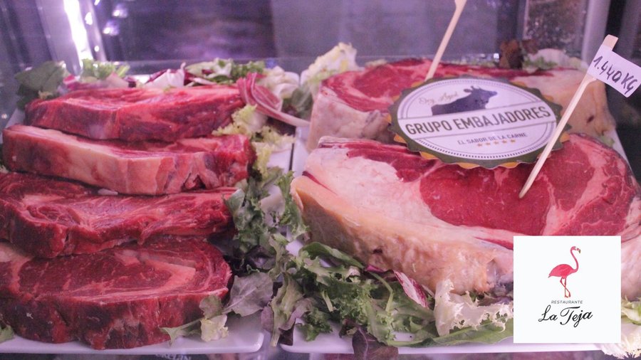 En la teja contamos con un expositor de carne para que puedas elegir la pieza que te vas a comer