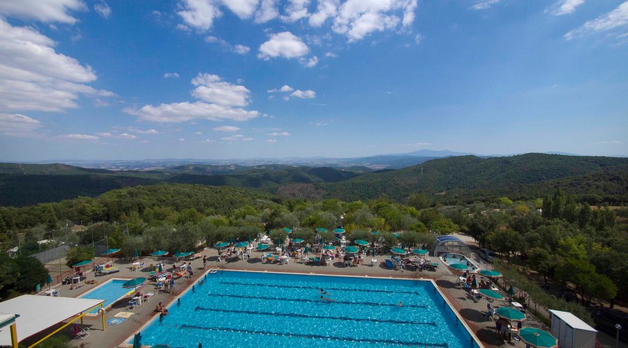 Panoramica con vista sulla piscina e sul territorio tipico della Toscana