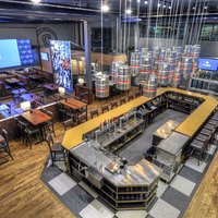 Établissement de plus de 200 places assises avec bar, mezzanine et terrasse.