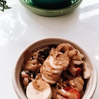 acia bowl with toppings