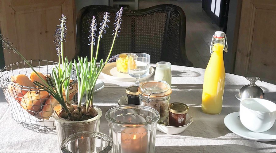 petit déjeuner gourmand, composé de produits locaux sélectionnés et fait maison 