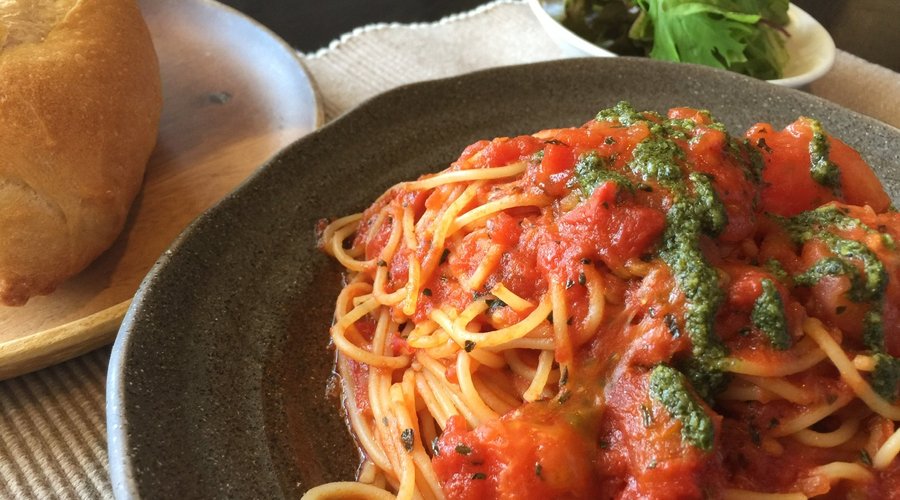 オープン以来、パスタの一番人気「トマトとバジルのパスタ」