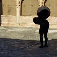 L' opera di Morris, al centro del Chiostro piccolo