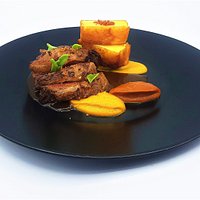 La picanha de bœuf marinée puis grillée, caviar d’aubergine et piquillos, pomme frite façon « spicy »