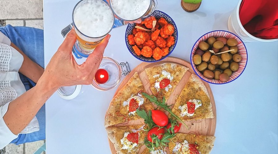 Suggeriamo le  appetitose schiacciate:
pizze impastate a lunga lievitazione, leggere e facilmente digeribili, farcite con varie creme e affettati.