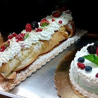 assortimento di torte e porchetta