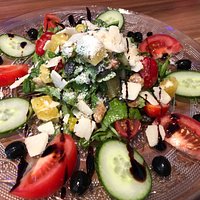 Rucola Salat - Rucola , Parmesan, Orangenfilets , Hausdressing, Walnuss, Kürbiskerne, Tomate, Gurke ,Oliven 🥒