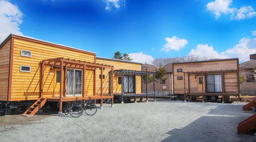 There are five cabins.
