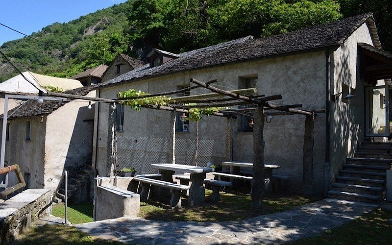 Il grotto è situato nel verde, nel paese di Giornico. Dalla terrazza si possono ammirare le chiese storiche.