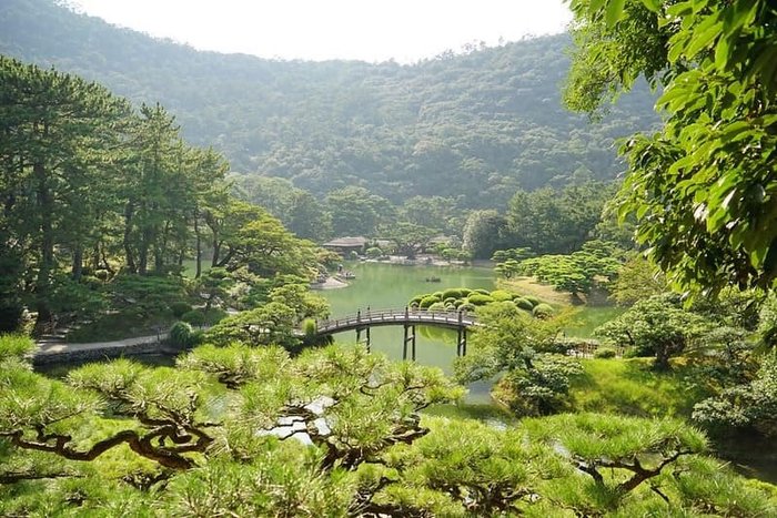 新認識的朋友說因爲看到了一張照片，所以想去四國的栗林公園⋯，我很好奇，究竟是哪張照片的魔力呢？⋯但她說忘了⋯也許，旅行動力本來就不理性⋯。住大阪往返京都已不近，還要往返高松⋯，哈哈，我想我是個懶惰移動的人。但話說「栗林公園」是自己在高松意外的驚喜，很美，很⋯喜歡；可惜時間太短，太熱，跑到快中暑⋯，下次我想好好散步，據說這裡秋天很美喔！
 
 高松市區令人驚艷的美景，一步一景的栗林公園(りつりんこうえん)。
 https://happycloud2013.blogspot.com/2016/09/blog-post_14.html?m=1
 
 #日本 #四國 #香川縣 #高松市 #栗林公園 #りつりんこうえん