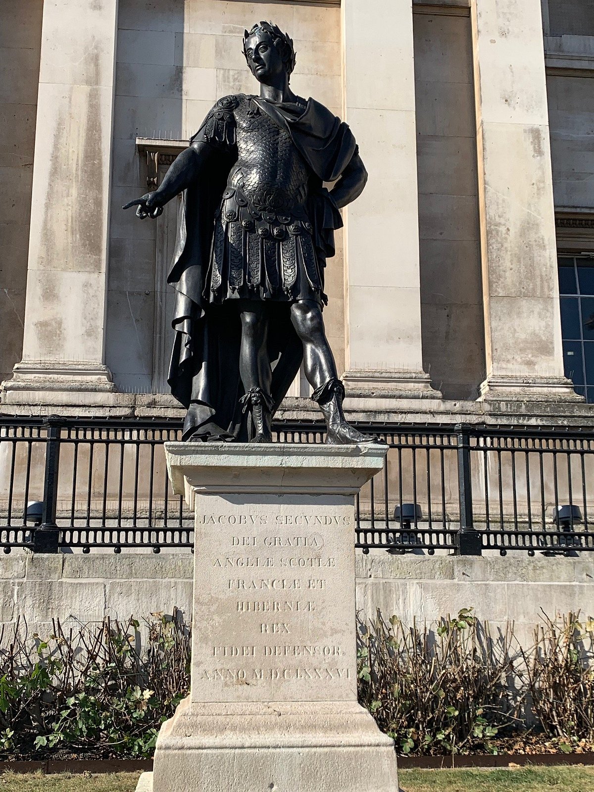 Dettaglio della tradizionale corona di Natale e grandi statue