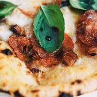 Il Bastardo
grana padano, mozzarella di bufala,bacon jam, soppressata piccante, calabrian chili honey, basil
