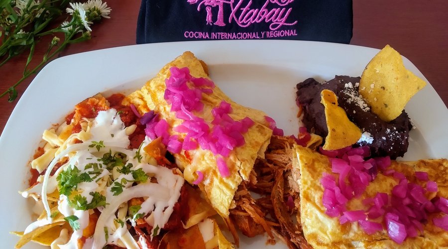PARA LOS QUE AMAN LA COCHINITA PIBIL, LES PRESENTAMOS UN OMELLET RELLENO DE ESTE GUISO FENOMENAL