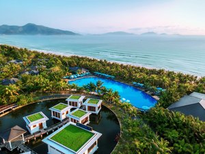 Pool & Beach