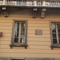Facciata del palazzo con dedica a Giovanni Vailati