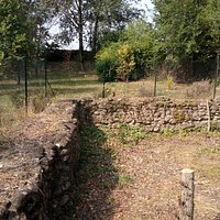 la didascalia è: "questo è il recinto familiare di epoca romana, I sec. d. C., Parco Ada via Postumia. Ulteriori info sul sito di via Albare