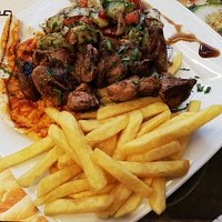 Shekaf lamsvleesspiezen super mals echt heerlijk (vlees werd op het bord vd spies afghaald voor me) de salade erbij was heerlijk