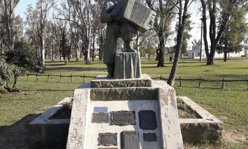 Monumento a tarrago Ros  Curuzu Cuatia Corrientes.