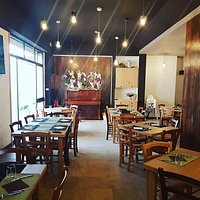La Pizzeria Gusto Misto dispone di due ampie sale interne climatizzate, completamente rinnovate e, durante il periodo estivo, di un ampio porticato esterno.
Il locale, aperto sia a pranzo che a cena