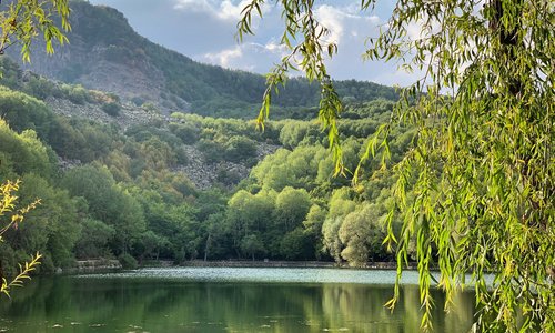 Очень красивое озеро и место для отдыха. Классно модно провести время. Есть места для мангала и пикника.