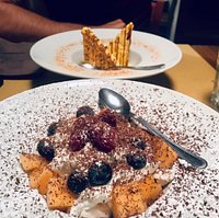 Pavlova, dolcetto all’amaretto e caprese al cioccolato