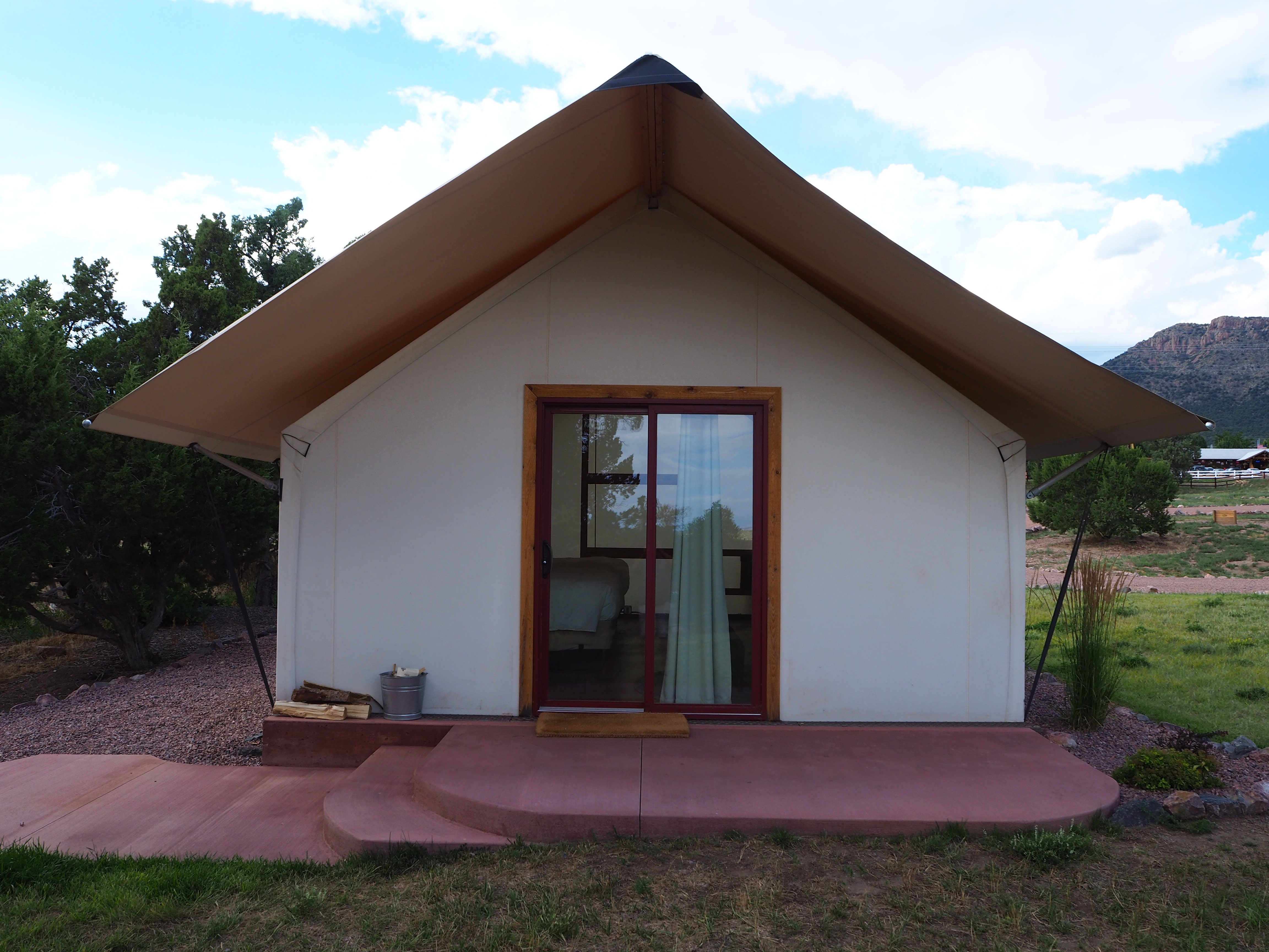 Royal Gorge Cabins   Front View Entrance 