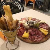 Antipasto del Localetto, pizza e tozzetti con vin santo