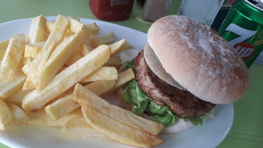Vegetarische burger en frietjes.
