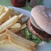 Vegetarische burger en frietjes.