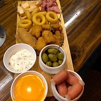 Un lugar cálido, familiar, en la zona de Saavedra. Platos caseros y generosos, riquísimos. After office jueves y viernes para los que desean una tarde de relax y buena música después de una larga jornada laboral. Recomiendo!!!