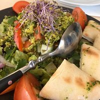 Sitio en lugar que para mi es un paraíso que es “RodalquilArte”. En cuanto a la comida muy rica y se ven muy buena materia prima utiliza. Servicio bueno y rapido. Si estas por la zona un buen sitio para comer buena comida.