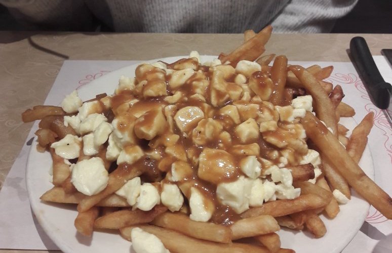 Une belle poutine avec une bonne bière.
