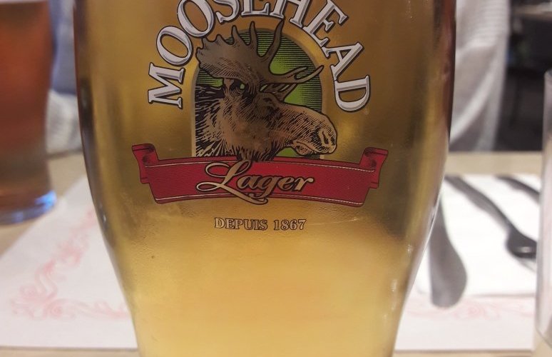 Une belle poutine avec une bonne bière.