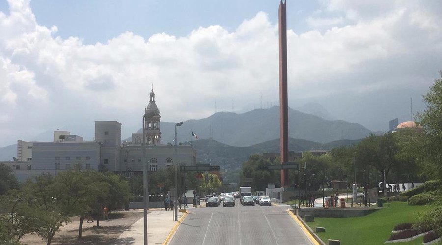 Desentona un poco con el resto de las edificaciones en torno a la plaza.
