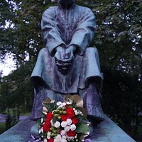Larin Paraske Statue