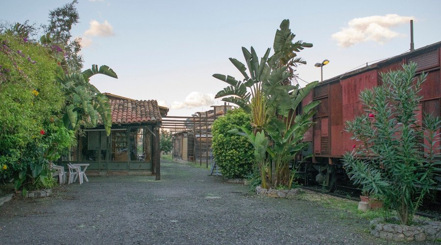 nel giardino-museo quasimodiano.
