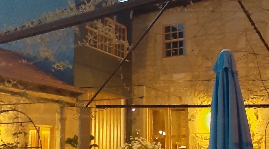 O exterior Do Restaurante Fonte do Povo à noite.