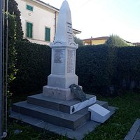 il monumento stile obelisco