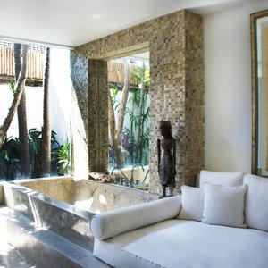LUXURY MASTER SUITE ROOM - Beautiful polished concrete with lounge in the bathroom