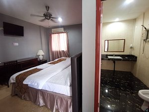 OYO 89478 LKH Motel in Kota Kinabalu, image may contain: Lamp, Screen, Monitor, Bed
