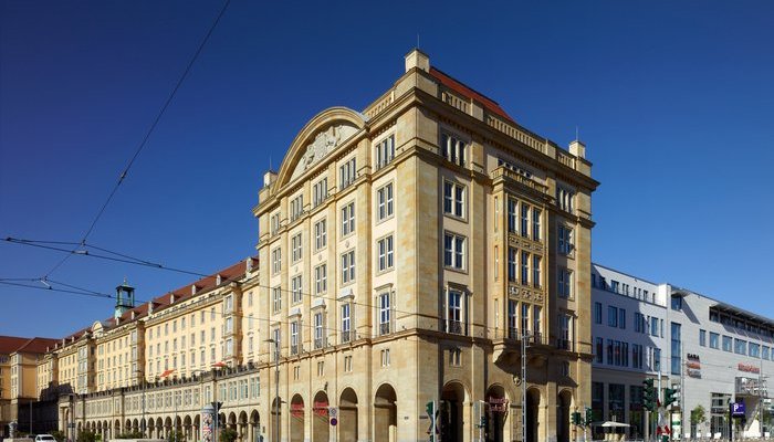 Die Altmarkt-Galerie Dresden ist die beliebte Shopping-Adresse in der Dresdner City. Mit rund 200 Geschäften, Restaurants und Cafés bietet das Center in unmittelbarer Nähe zu weltberühmten Sehenswürdigkeiten wie Dresdner Frauenkirche, Dresdner Zwinger und Stadtschloss bemerkenswertes Einkaufsvergnügen und kulinarische Genüsse.