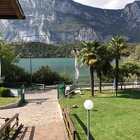 Blick von der Terrasse auf den See.