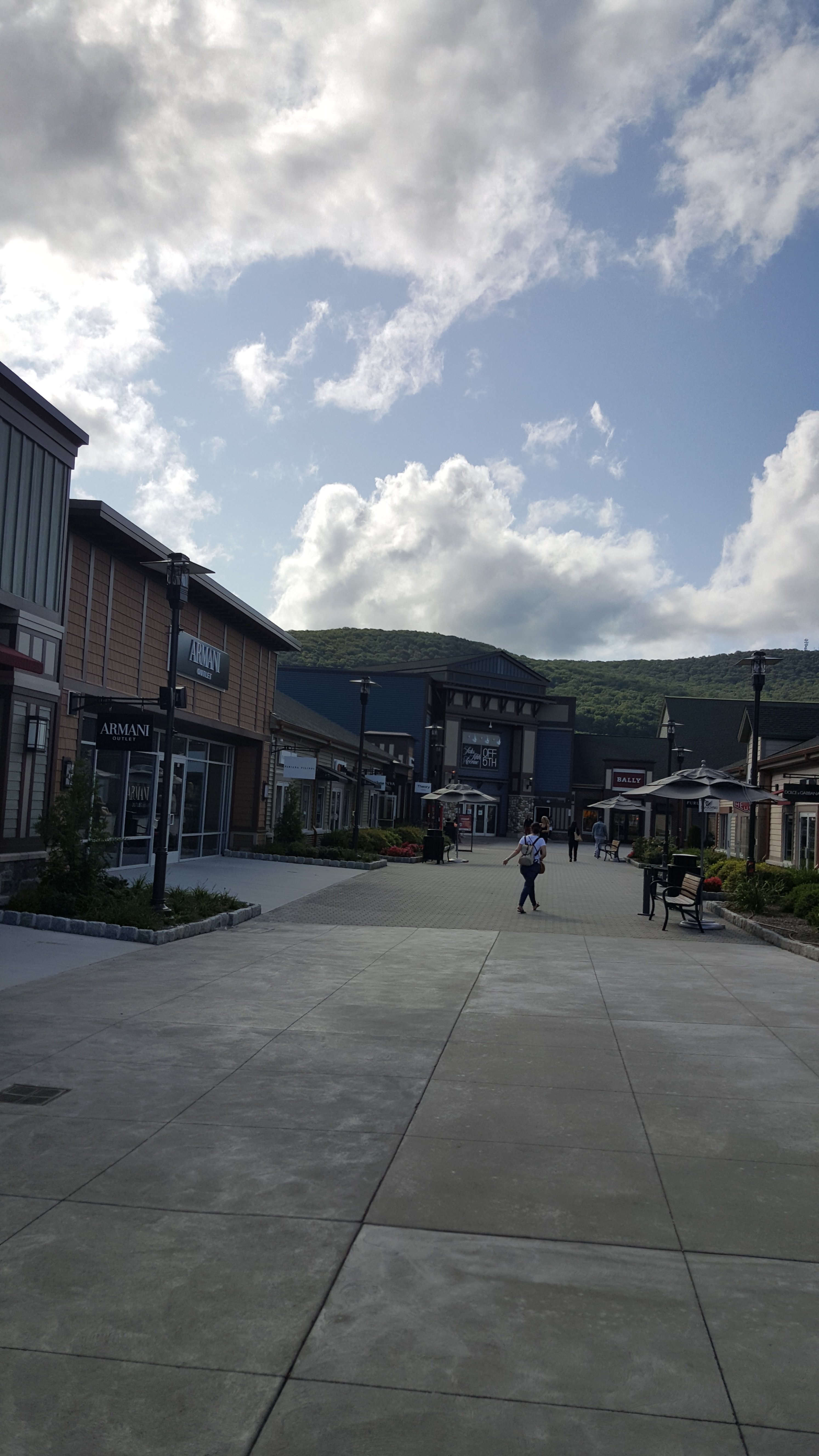 Woodbury Common Premium Outlets Shopping Tour from Brooklyn All