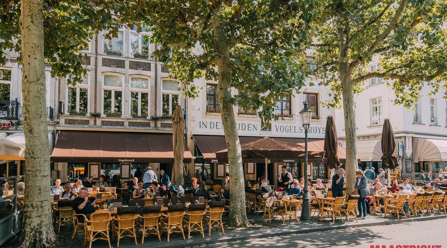 Lekker genieten op ons grote terras in de zomer