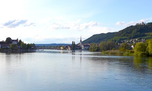 Blick vom Fluss auf die Stadt Stein am Rhein
