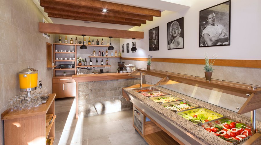 Restaurant and bar in villa Ljubanovic. Enterior